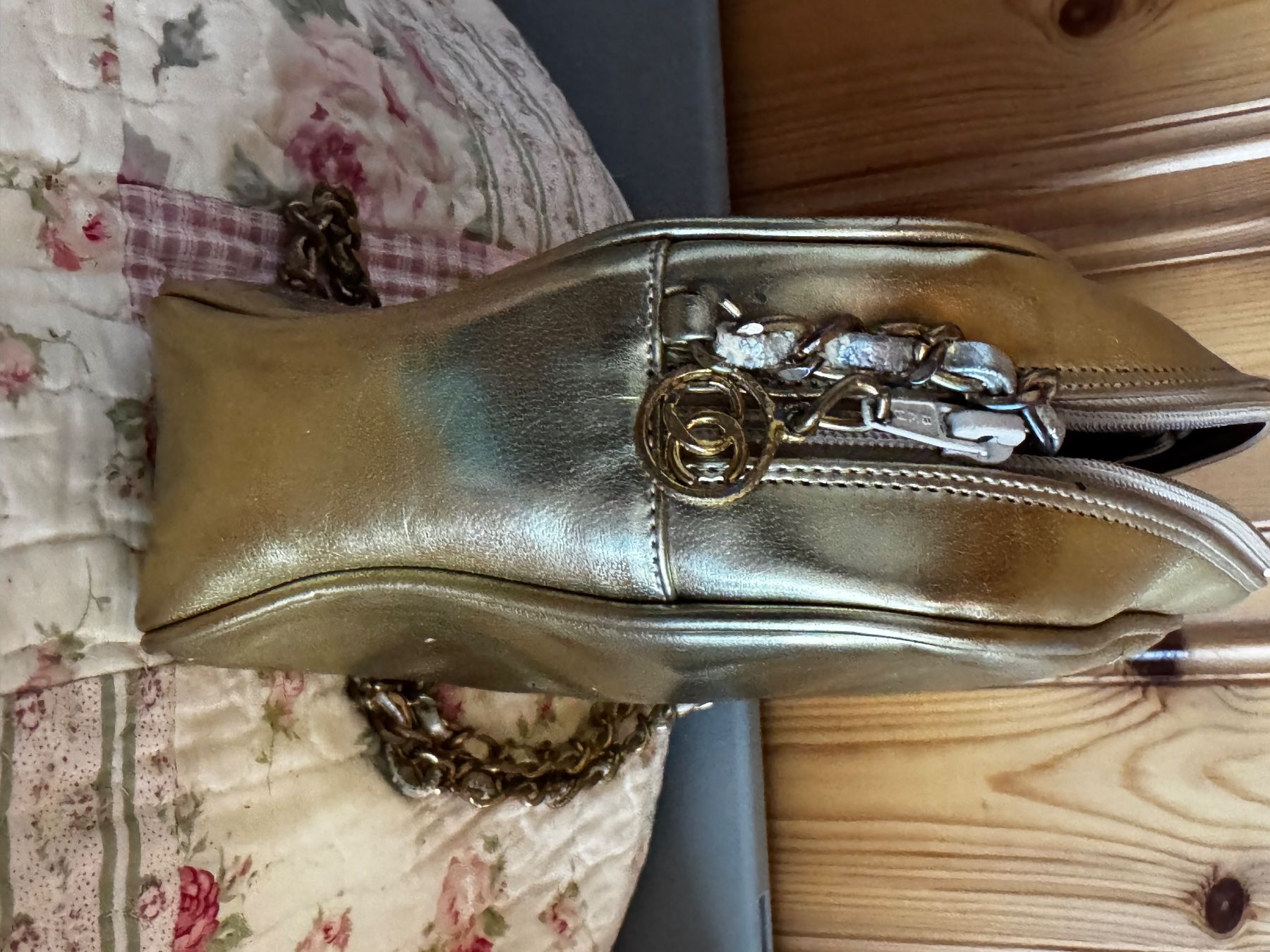 Borse da donna: Sac CC doré cuir matelassé vintage – Usato da Ovronnaz venduto da Etagne68 2