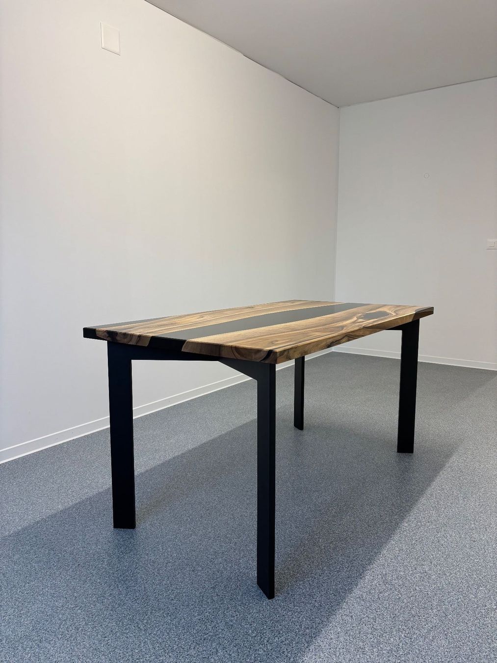 Tavoli: Massiver Tisch aus Nussbaumholz – Usato da Winterthur venduto da ABYER 2