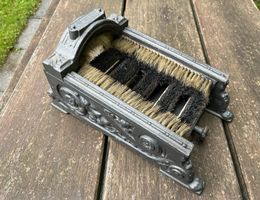 Schuhschaber mit Bürste - Gußeisen