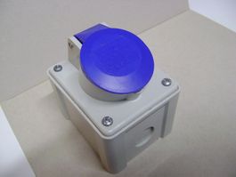 Ältere CEE-Industrie-Steckdose von SCAME, 16A, 230V