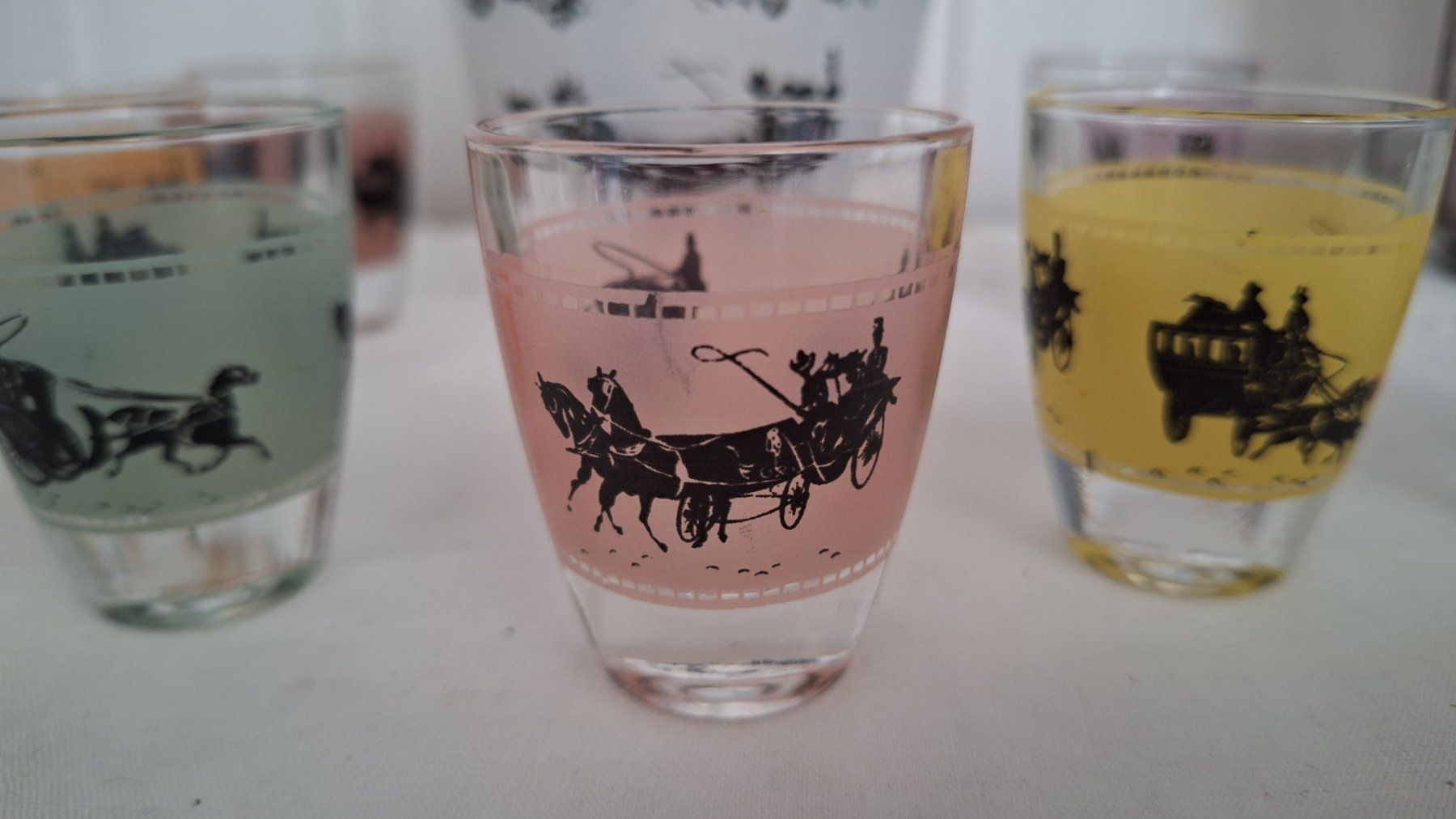 Altro: Vintage Schnaps-Lilör -Flasche , 7farbige  Gläschen , – Usato da Arlesheim venduto da shopradl 2