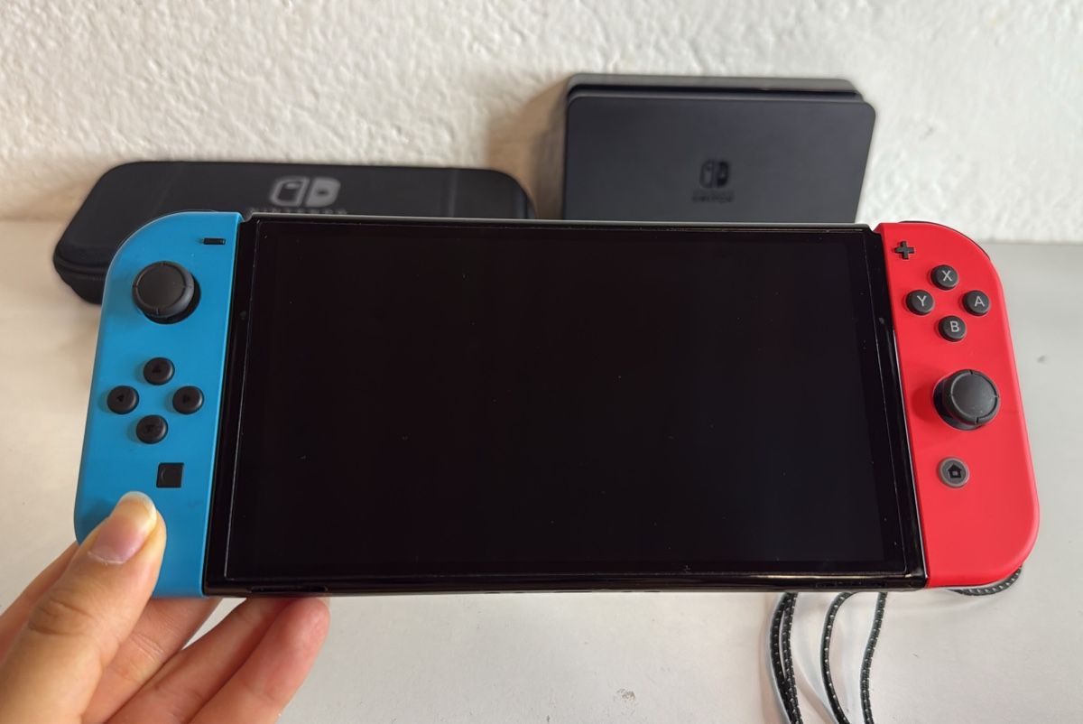 Nintendo Konsolen: Nintendo Switch Console OLED with Accessories and Case 🕹️ – Gebraucht aus Ehrendingen von bubulence 3