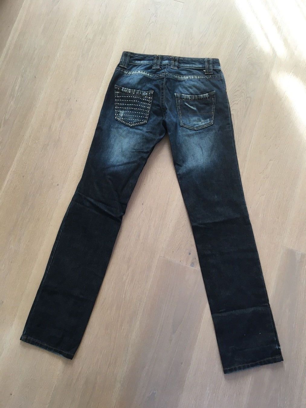 Jeans: Coole Jeans mit Glitzerapplikation Gr 36 – Usato da Winkel venduto da Flyhy2020