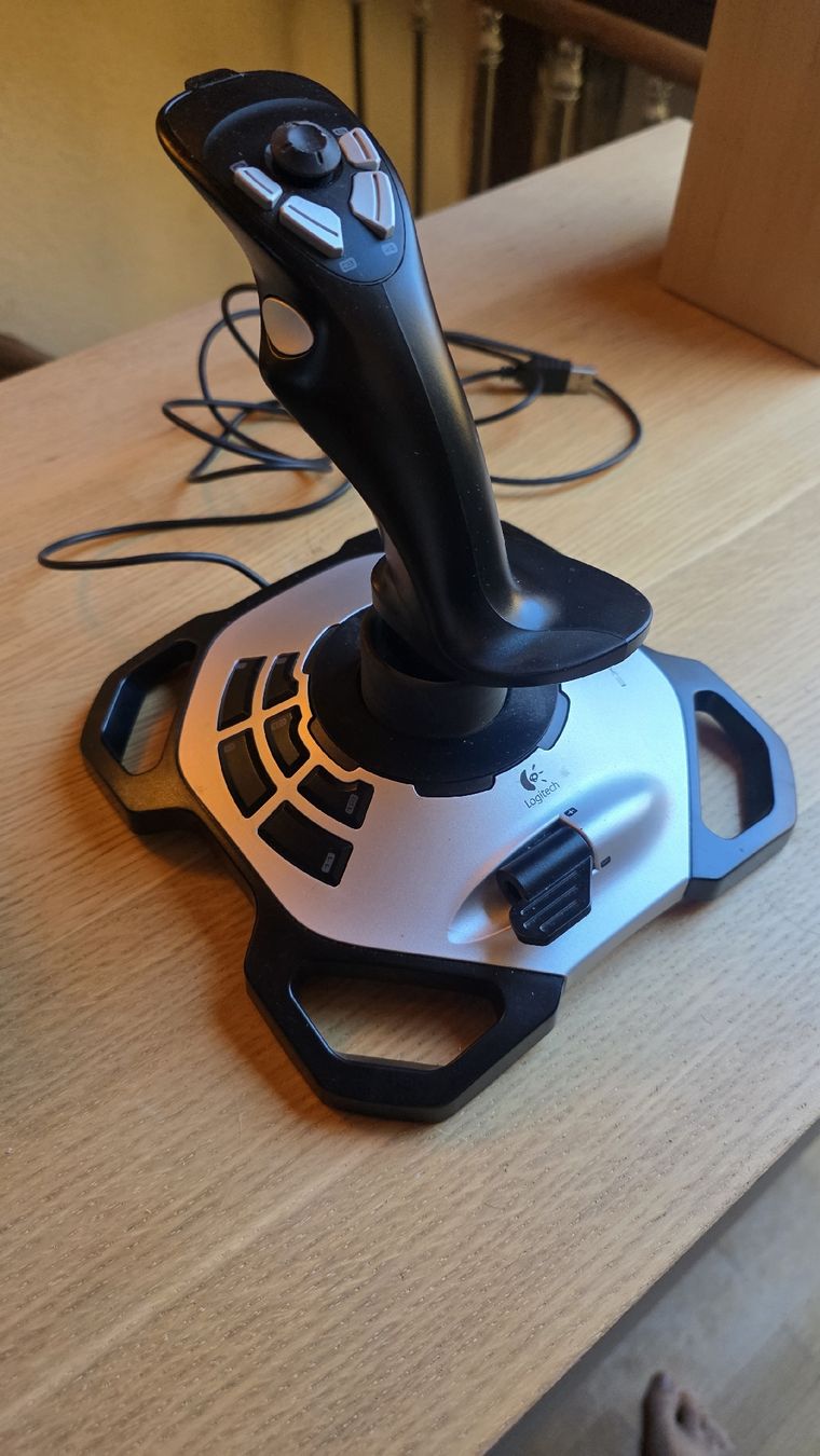 Logitech Controller: Joystick Logitech Extreme 3D Pro noir et argent  – Usato da Morrens VD venduto da Michmich1053 1