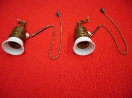 Antike, alte Lampenfassung mit Zugschalter