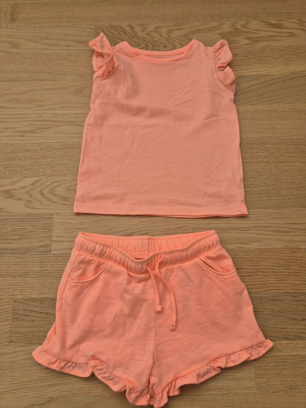 Lotti & Set di vestiti: Sommerliches Set gr.98, Top & Shorts – Usato da Pfäffikon SZ venduto da Ka6ka