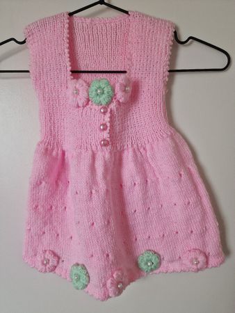 Handgestricktes, rosa kleid für kleine Prinzessin.