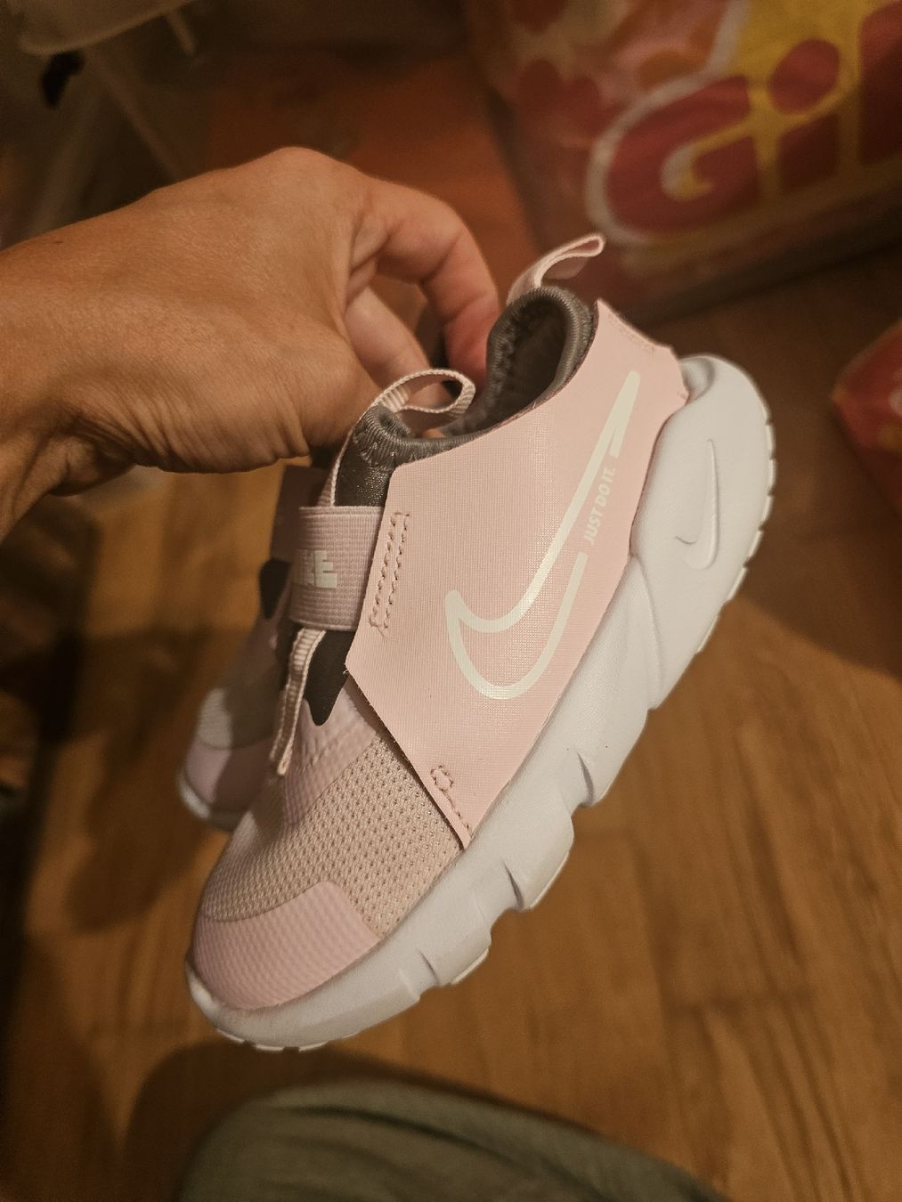 Scarpe per ragazze: Nike Kinder Turnschuhe rosa Grösse 26 gebraucht – Usato da Lohn-Ammannsegg venduto da Kiki1311 1