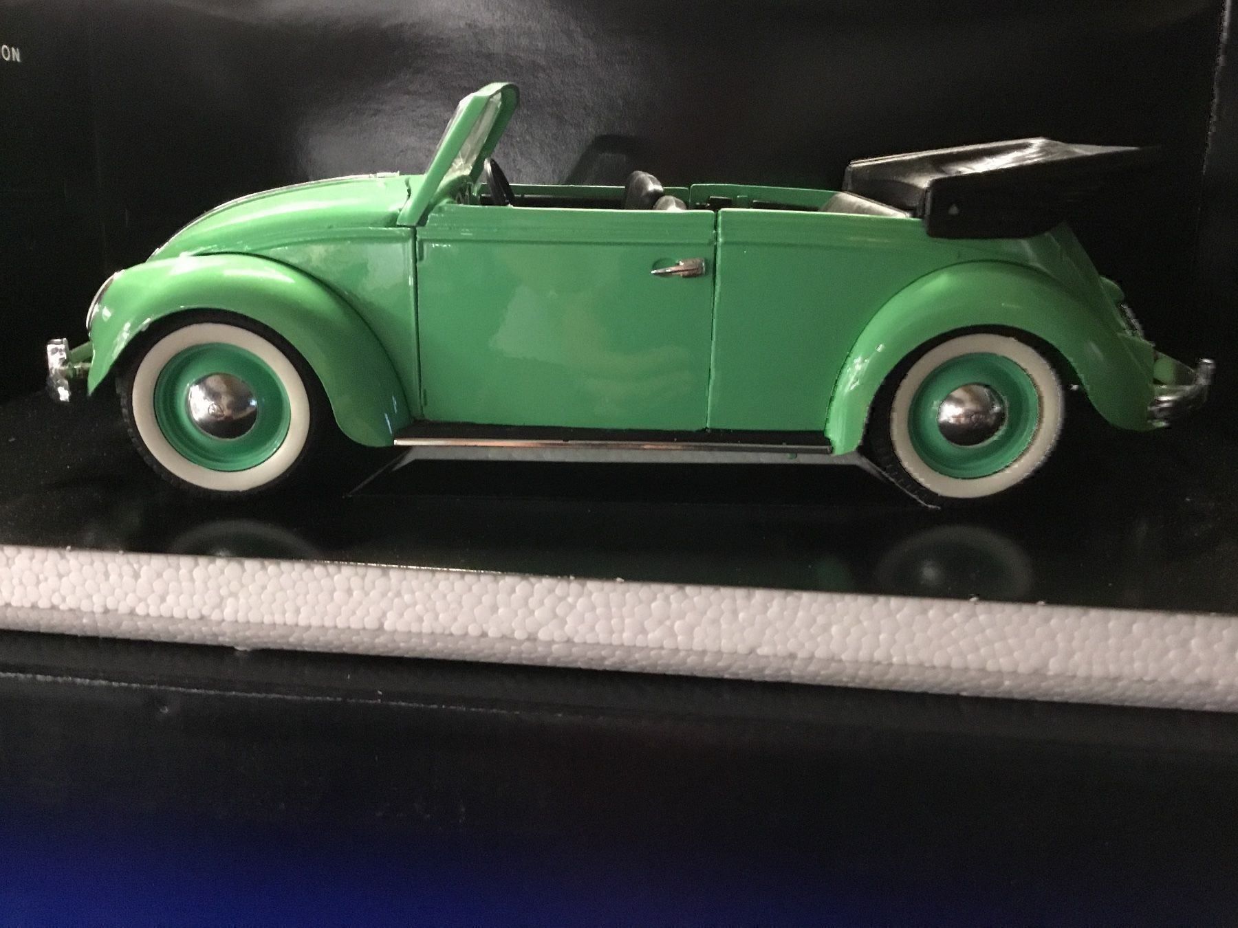 Volkswagen Modellautos: VW Käfer Cabrio im Massstab 1:18 – Neu und originalverpackt aus Erlenbach im Simmental von Model_box 8