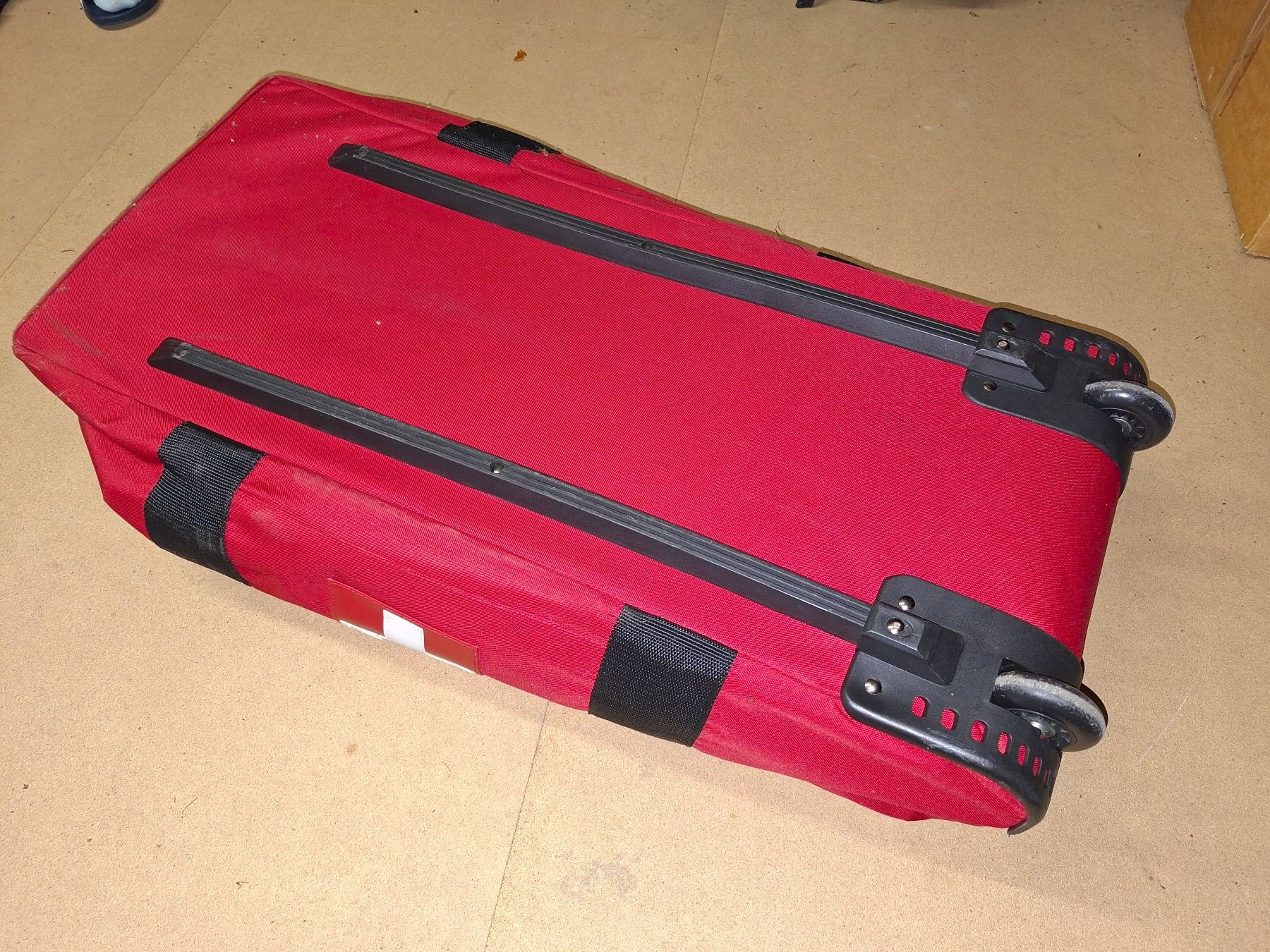 Borse: Rote Reisetasche mit Rollen und Schweizer Kreuz – Usato da Schwyz venduto da benno92 2