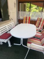 Gartentisch mit 4 Stühlen und 1 Bank, sommerlich!