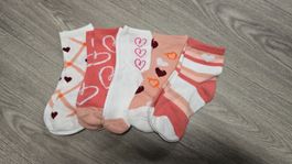 NEU - 5er Set Mädchen Socken mit Herz-Muster (4–8 Jahre)