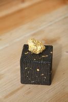 Goldnugget mit Sockel aus massiver Eiche