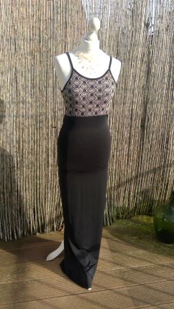 Longue robe noire, motifs ajourés beige, taille USA10/S