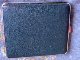 Vintage-Zigarettenetui aus grünem Leder mit silbernen Profil