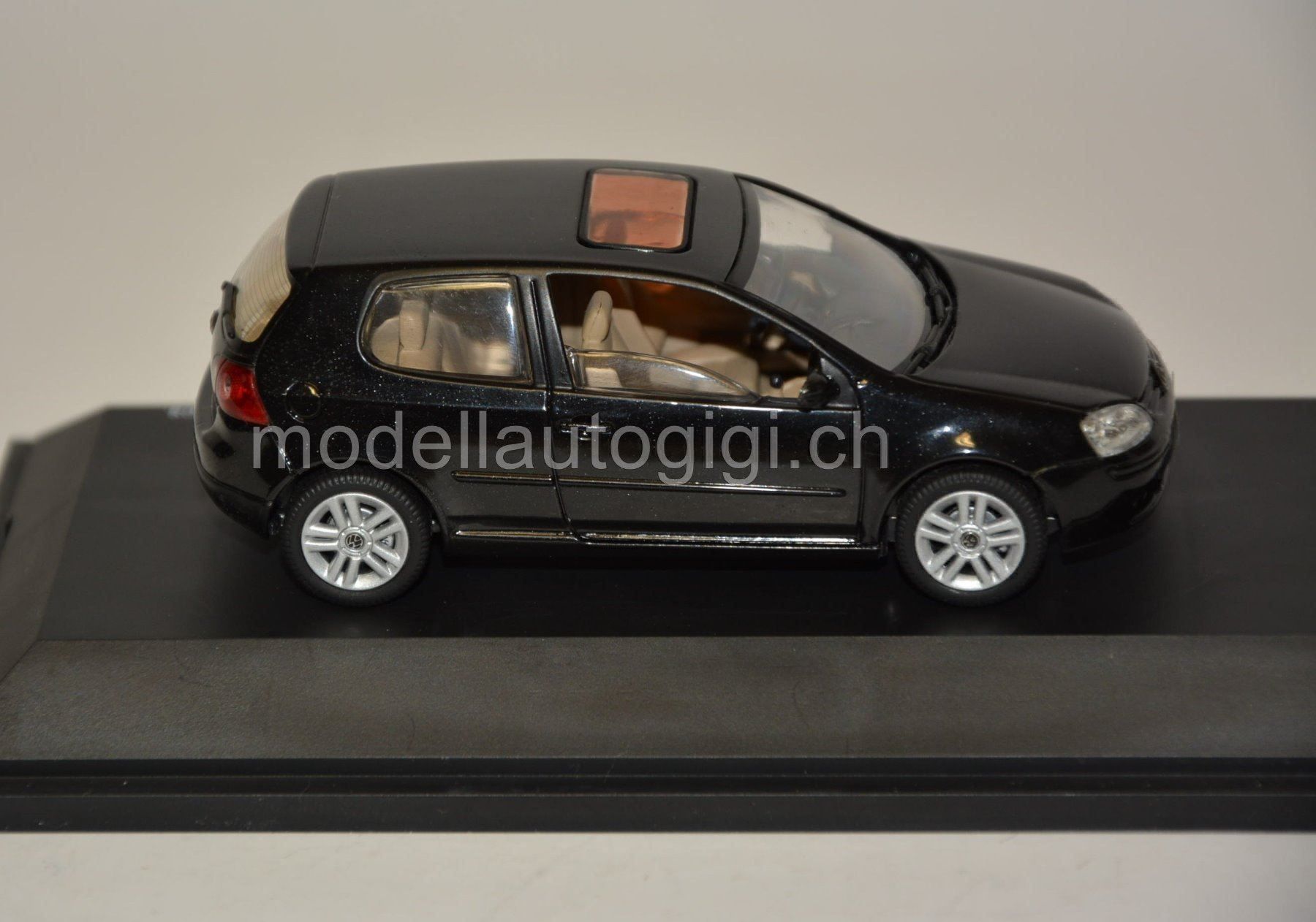 Volkswagen Modellini d'auto: VW Golf V , Schuco , 1:43 – Nuovo e nell'imballaggio originale da Goldach venduto da Feivel9 4