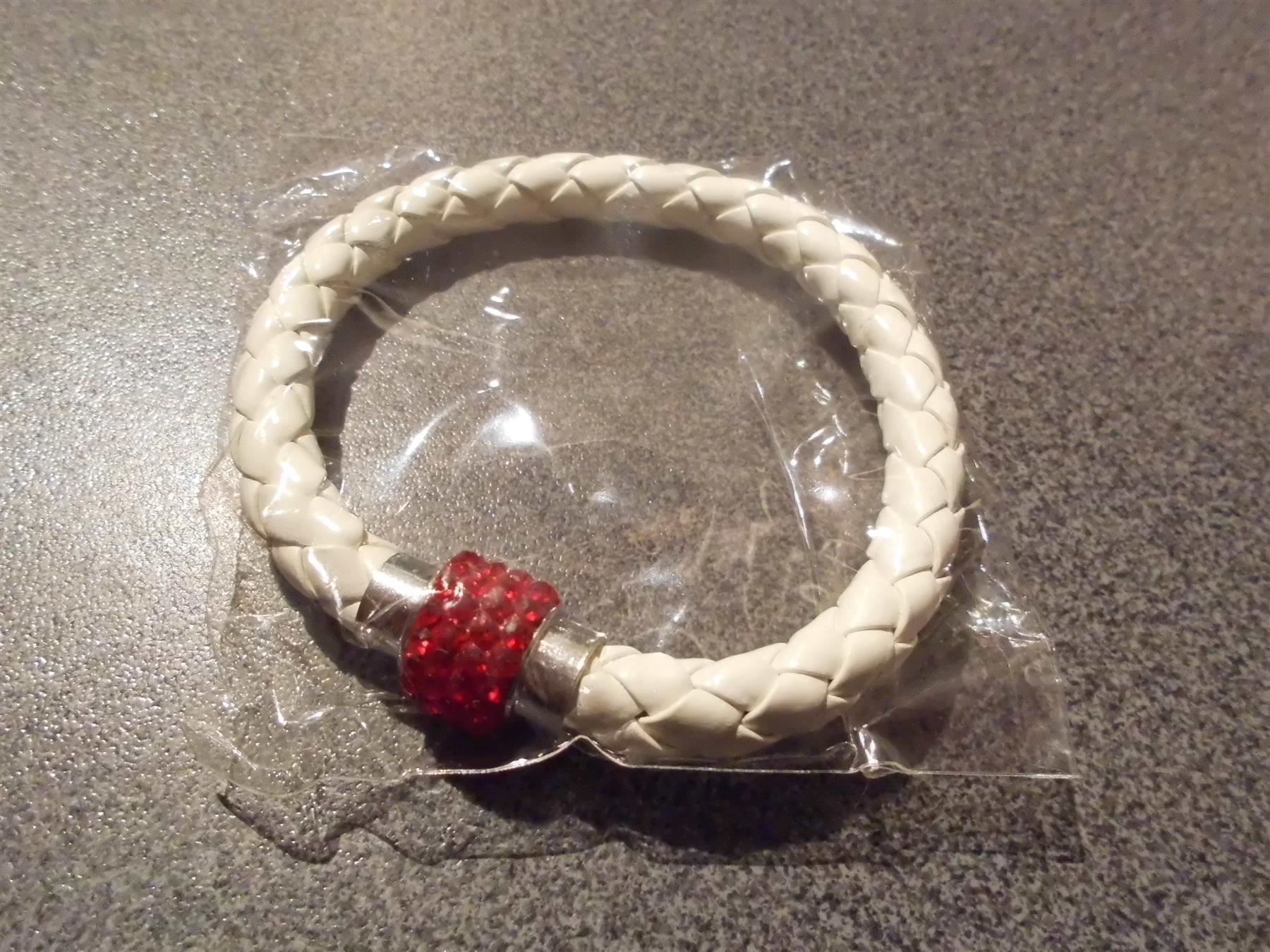 Armbänder & -reifen: Armband weiss/rote Steinchen – Neu und originalverpackt aus Zürich von abraxas1291
