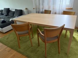 Horgenglarus Tisch mit 4 Häfeli stühle mit polster.