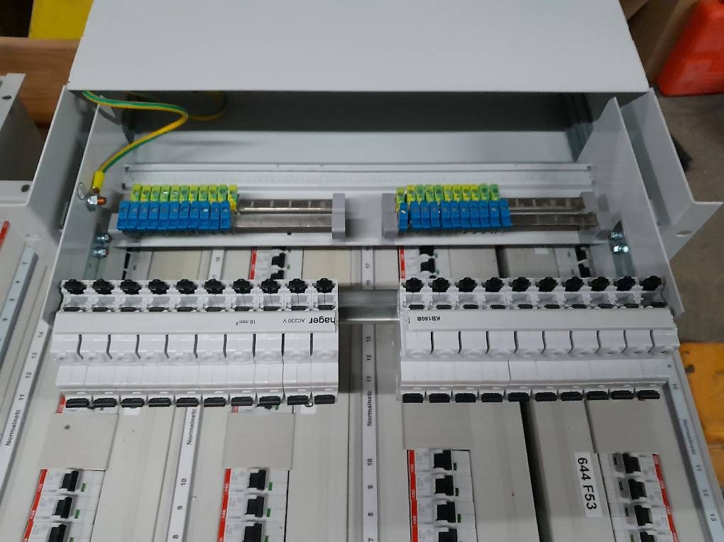 Alimentazione elettrica: Rittal 19" Rack Stromverteiler – Usato da Ossingen venduto da BCM-40