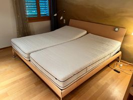 Verstellbares Komfort-Bett mit Lattenrost und Matratzen