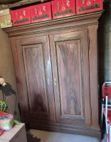 Alter Tannenschrank