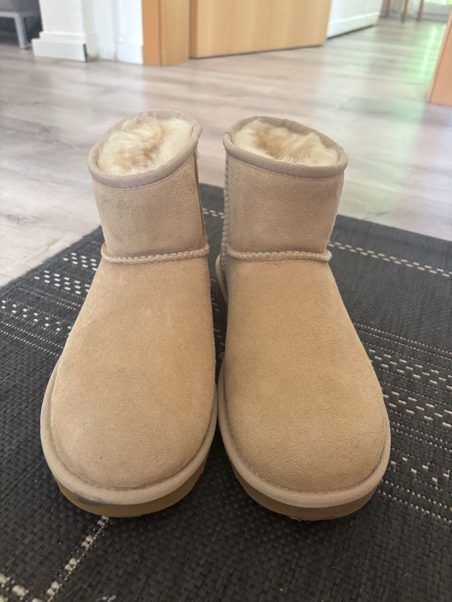 Ugg Damenschuhe: Bottillons UGG Classic Mini beige taille 39 – Neu (gemäss Beschreibung) aus Chapelle (Glâne) von cel_72mh