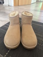 Bottillons UGG Classic Mini beige taille 39