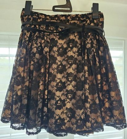 Jupe MANGO patineuse noire en dentelle avec ceinture (36)