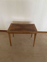 Kleiner Tisch aus Holz