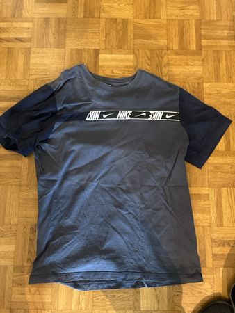 T-shirt Nike taille L, couleur bleu-gris, parfait pour l'été