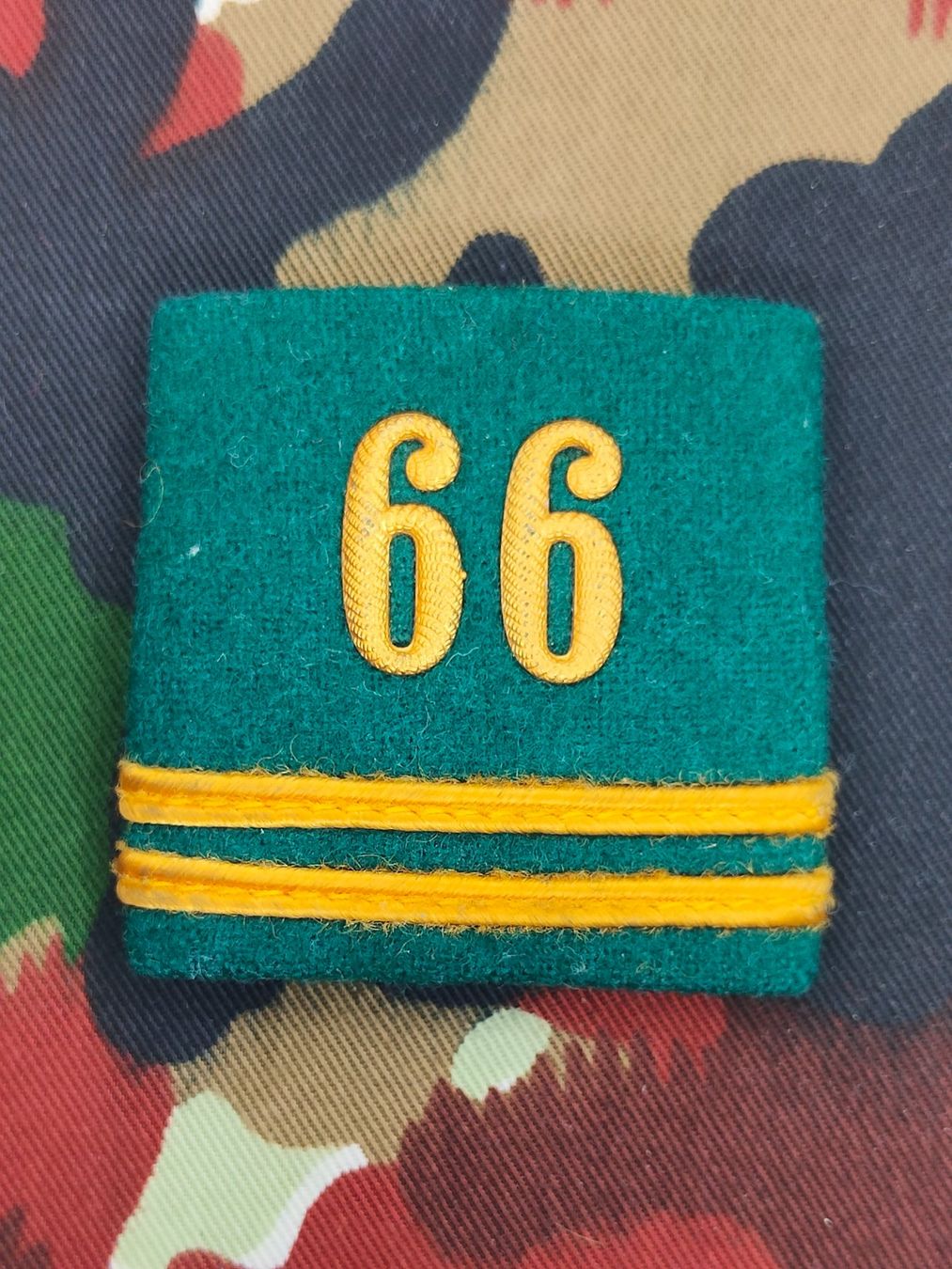 Schweizer Armee Plaketten & Abzeichen: Schulterpatte Oberleutnant Bat 66 – Gebraucht aus Bauma von SwissMilitaria