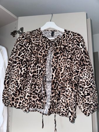 Bluse AMISU Animalprint Grösse XS neuwertig