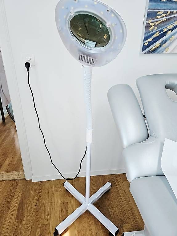 Lampade: Professionelle Lupenlampe mit Beleuchtung – Usato da Niederuzwil venduto da Liberatopixel