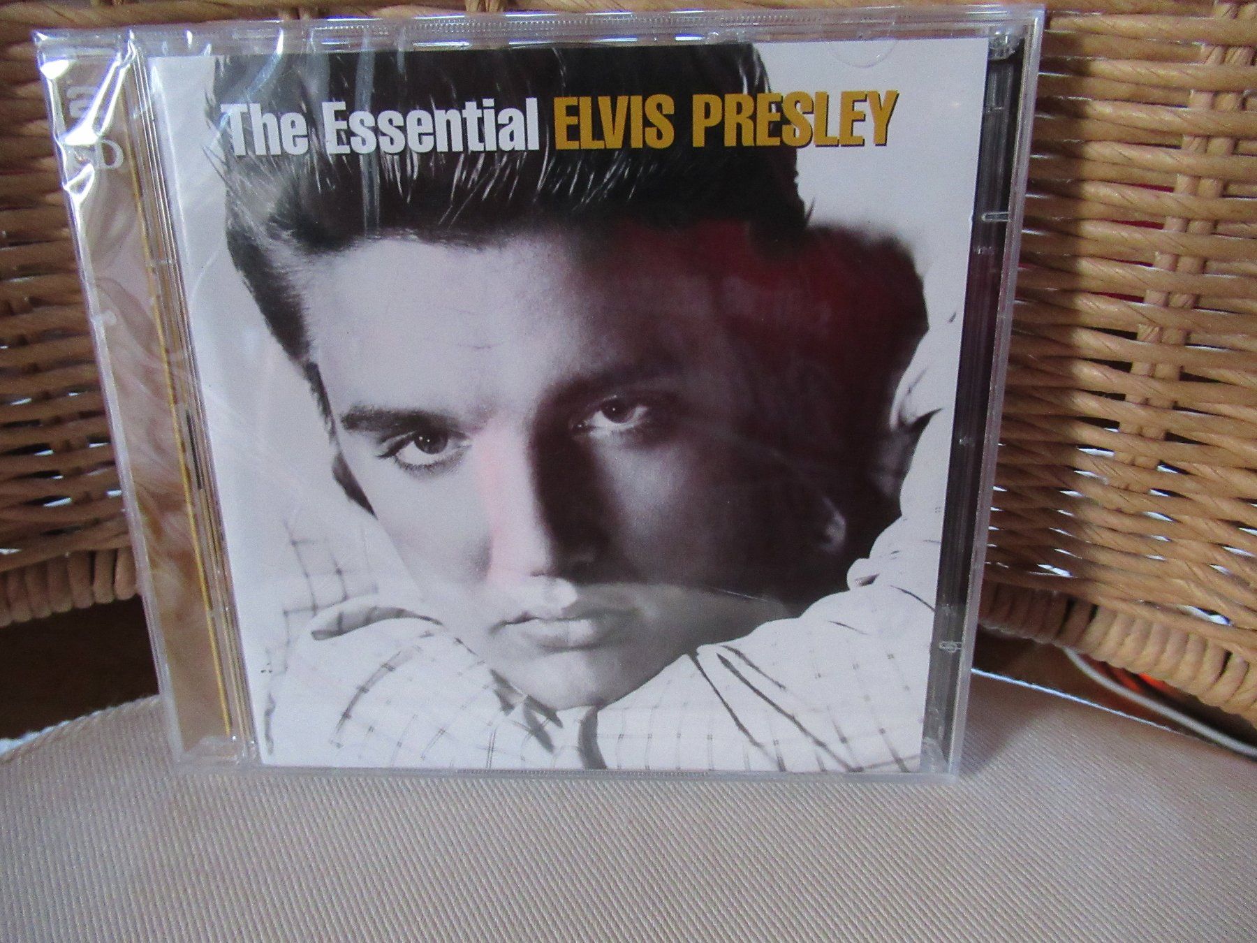 CDs: ELVIS PRESLEY - THE ESSENTIAL - NEUF & SCELLE – Neu und originalverpackt aus Grône von Mire01