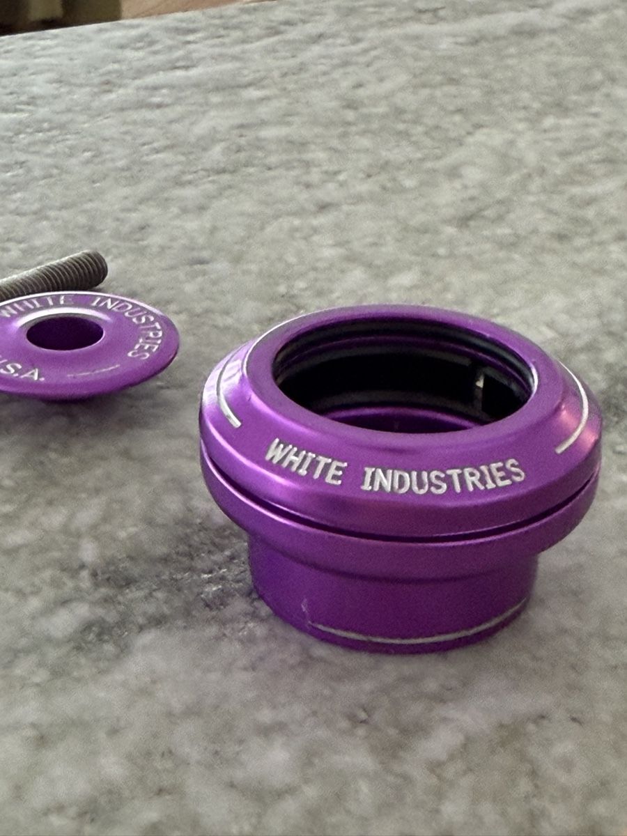 Pezzi di ricambio: White Industries Steuersatz EC34/EC44 1 1/2" Violett – Usato da Männedorf venduto da Carlito 4