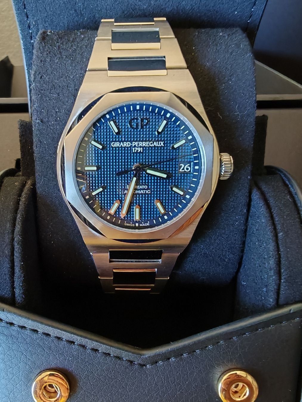 Girard-Perregaux Orologi: Gelegenheit: Girard Perregaux Laureato 42 blau – Nuovo (secondo la descrizione) da Möhlin venduto da Raoulo1 1