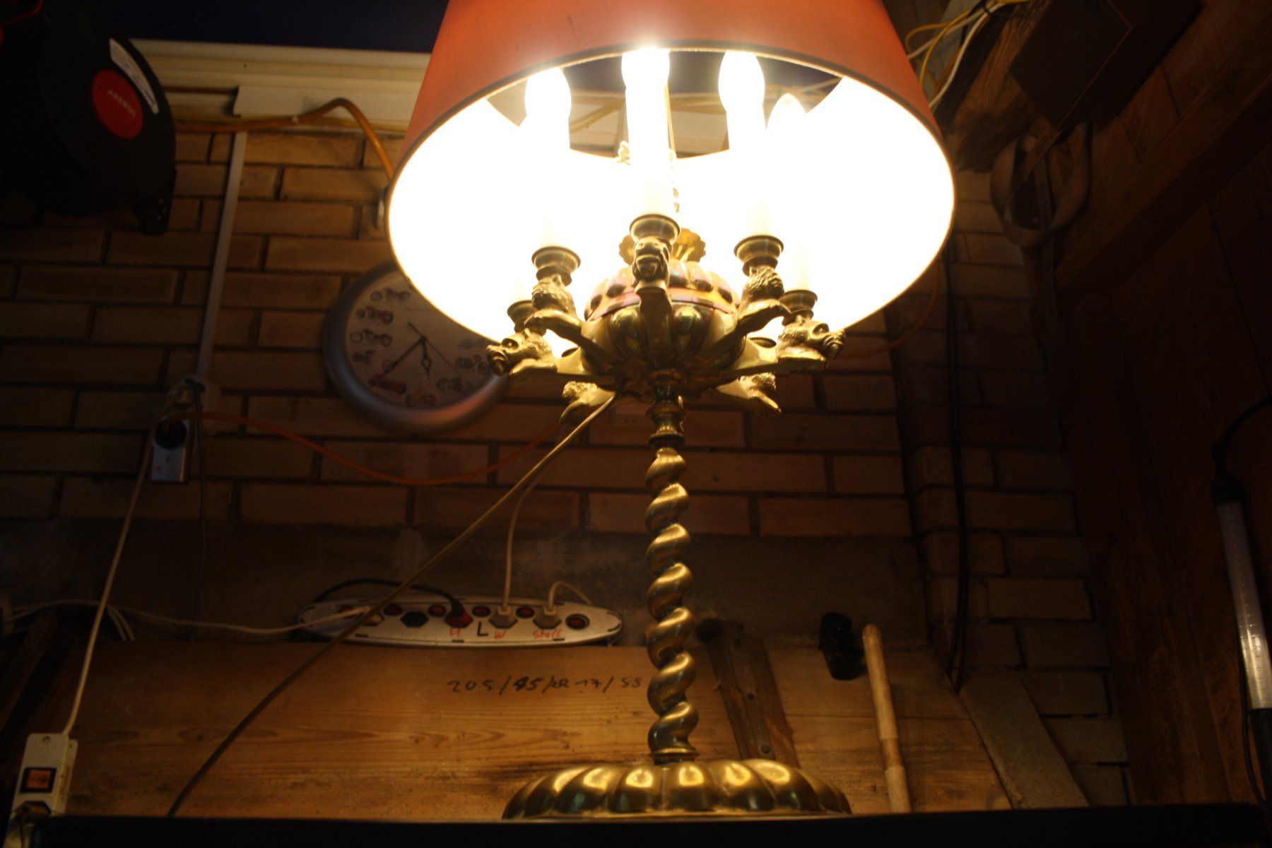 Lampade: SCHÖNE SCHWERE MESSING LAMPE LEUCHTER  TISCHLAMPE – Usato da Wauwil venduto da Pneuedy 1