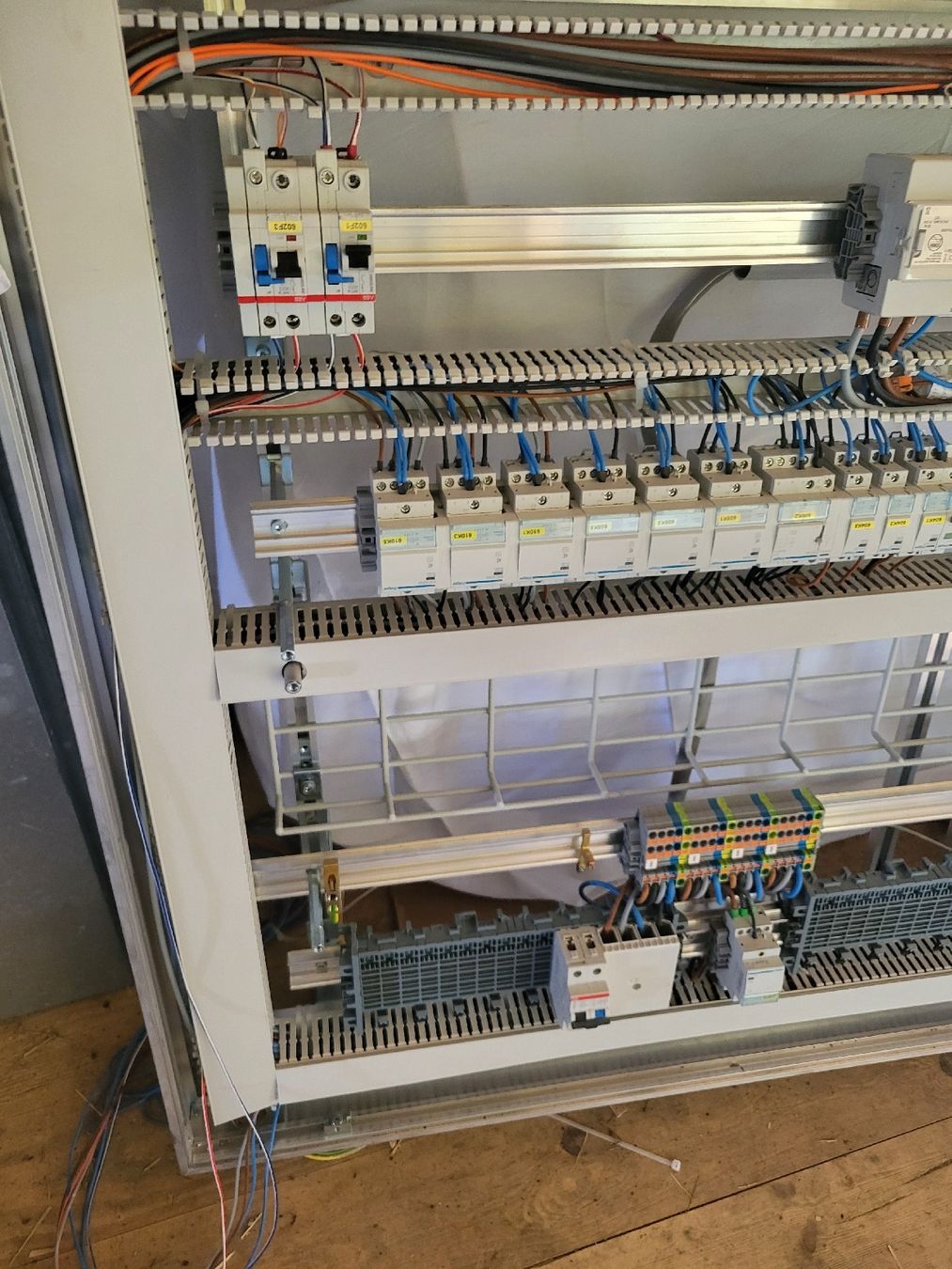 Alimentazione elettrica: ATZ Elektroverteiler, 200x95x21cm – Usato da Alpnach Dorf venduto da str_jdw2 1