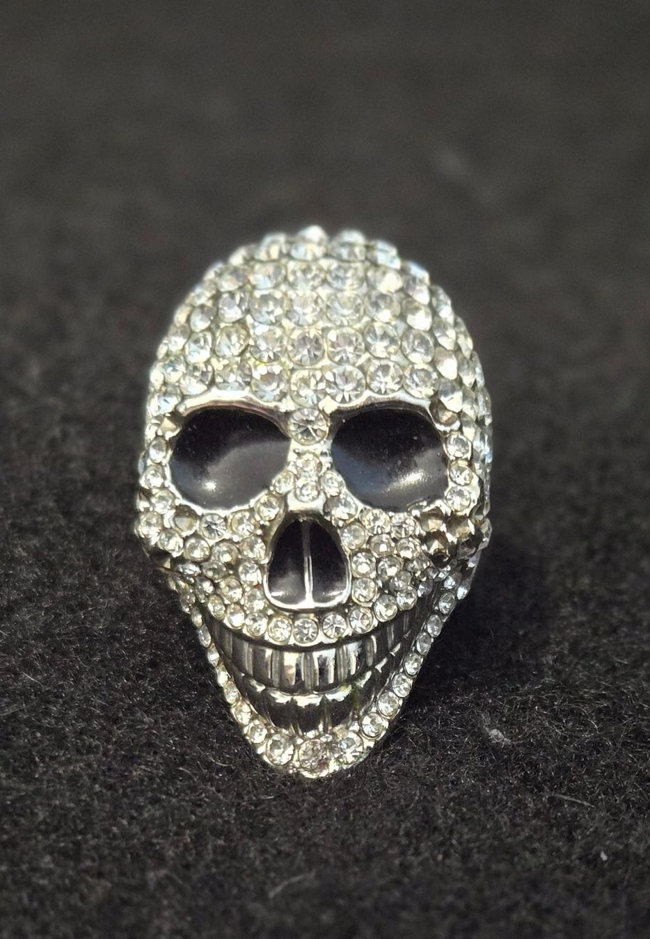 Anelli: Statement Totenkopf Ring mit Strass besetzt – Usato da Rheinsulz venduto da Dred 4