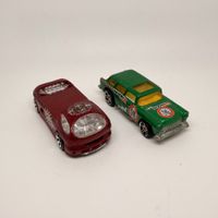 2 Spielzeugautos Hot Wheels, rot Deora II, gruen Chevy Nomad