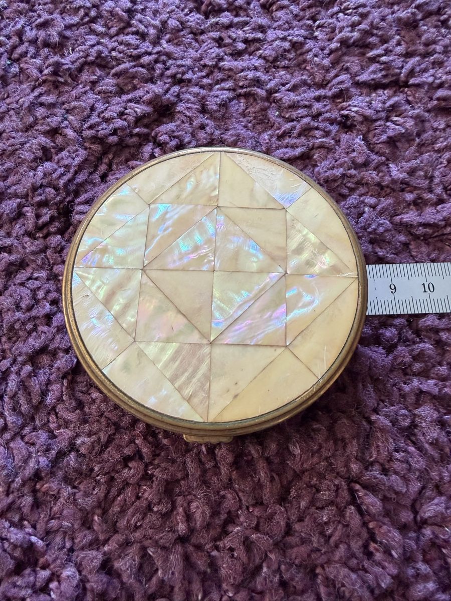 Tutte le decorazioni: Antiker Schmuck-Puderquaste mit Perlmutt-Deckel – Usato da Lyss venduto da nekoreh