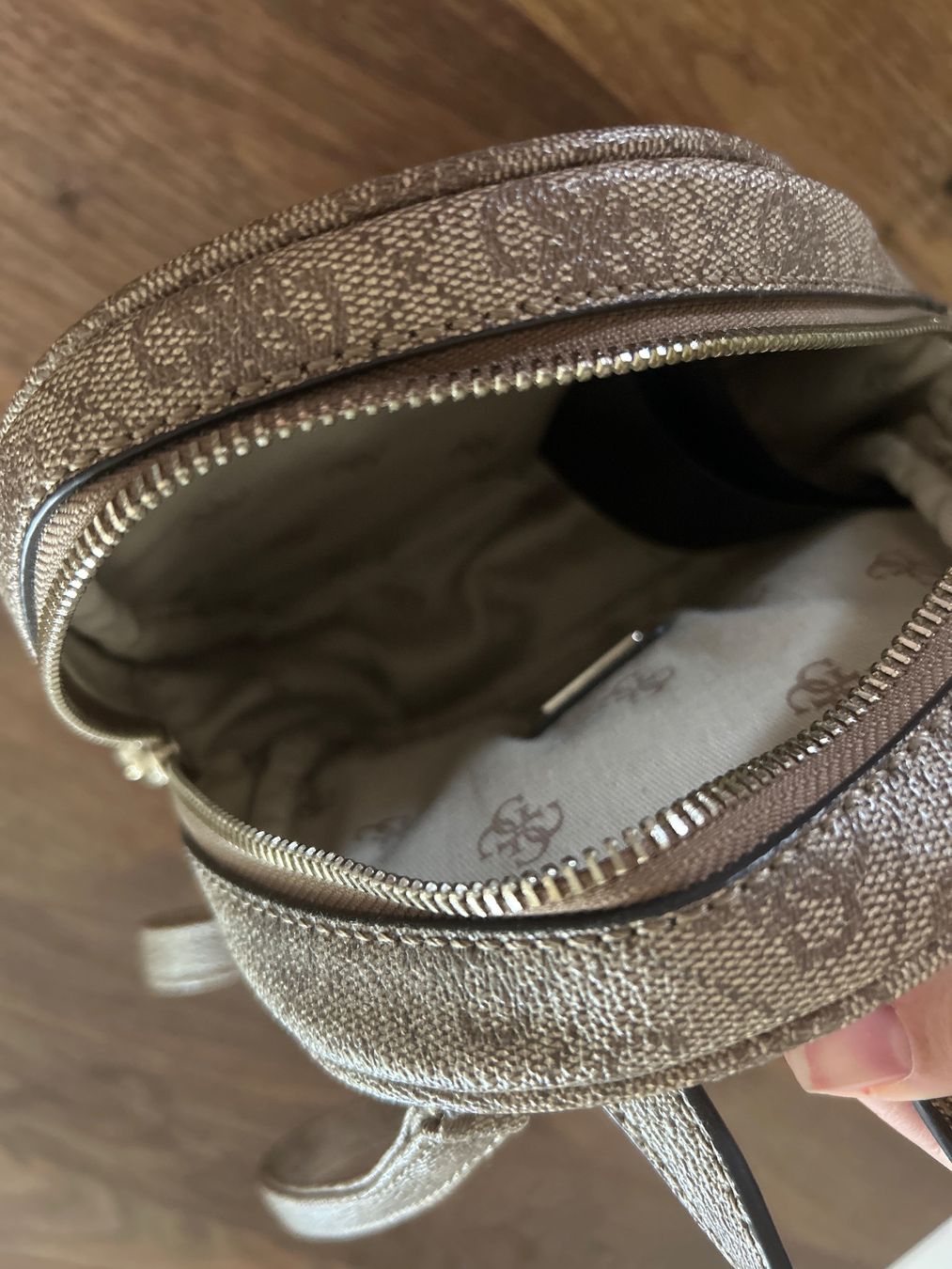 Guess Zaini: GUESS Tasche mini Rucksack – Usato da Hünenberg See venduto da Glam69 2