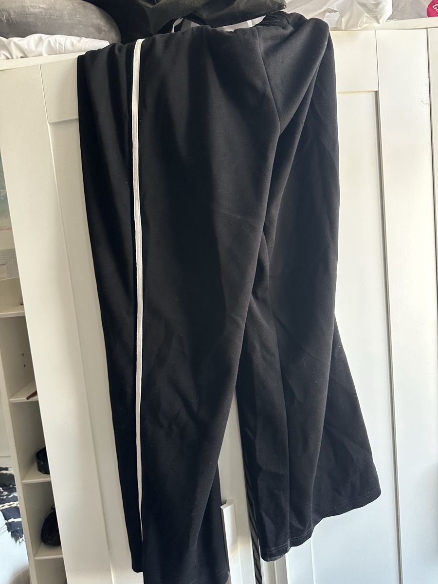 Pantalons: HESPERUS Black Tracksuit Bottoms Size L – D'occasion à Basel par BaselClothesCole 2