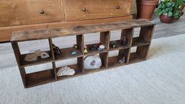 Holzregal mit Edelsteine