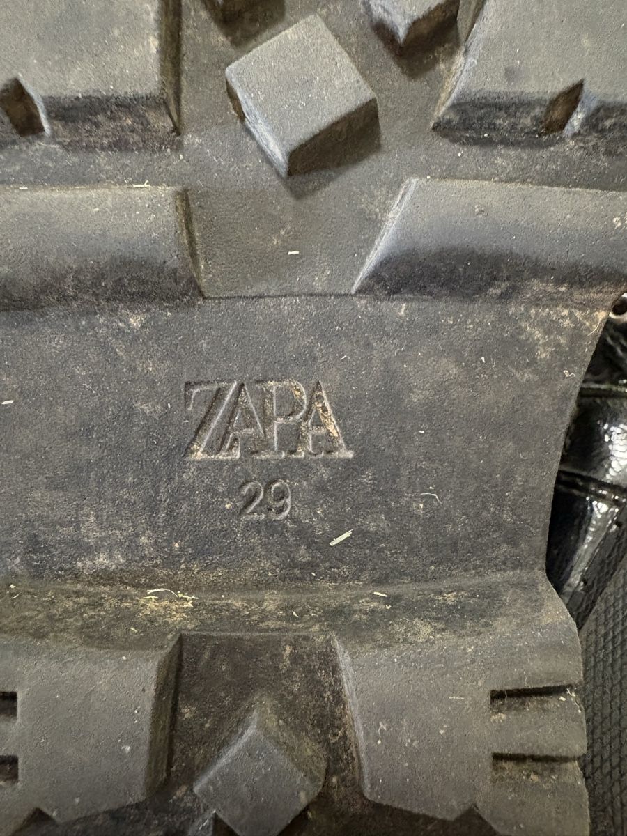 Zara Scarpe per ragazze: Stivaletti ZARA Neri Lucidi con Borchie e Fibbie – Usato da Novazzano venduto da jen_hx8j 3