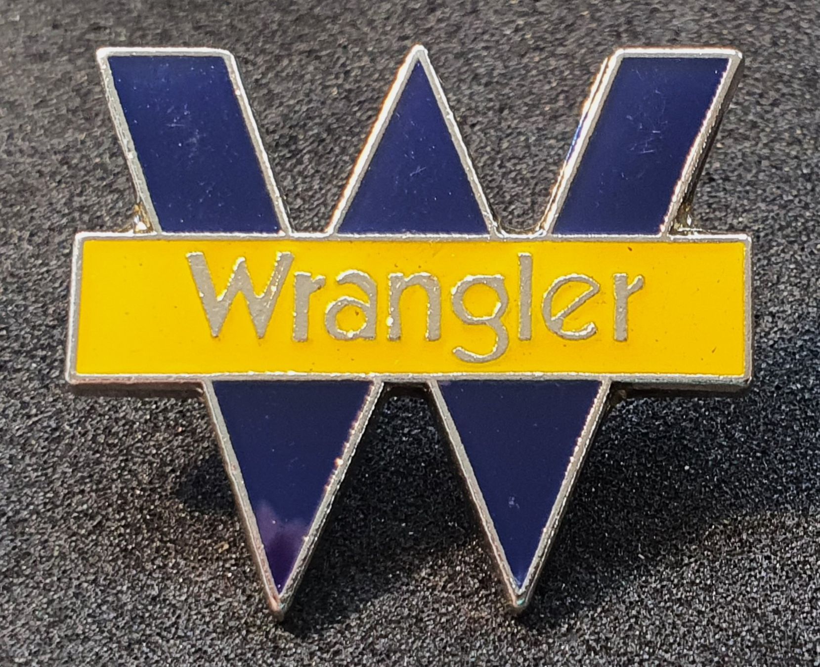 Placchette & Badge: T867 - Pin Wrangler Jeans W Logo – Usato da Reinach BL venduto da Boston-Verkauf