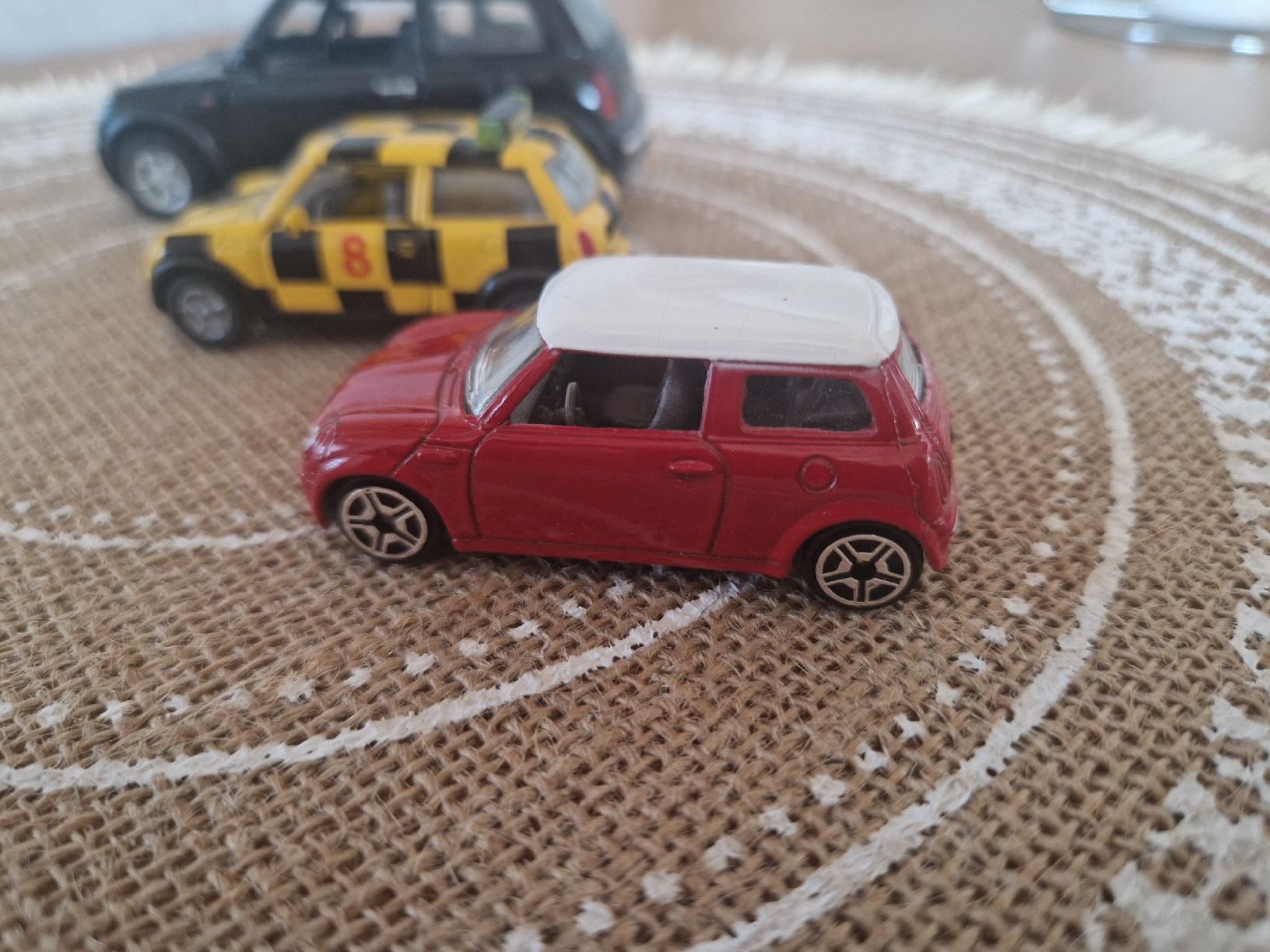 Cooper Modellautos: 3 Mini Cooper Modellautos - Rot, Schwarz, Gelb-Schwarz – Gebraucht aus Meggen von GoncallvesTiago21 1