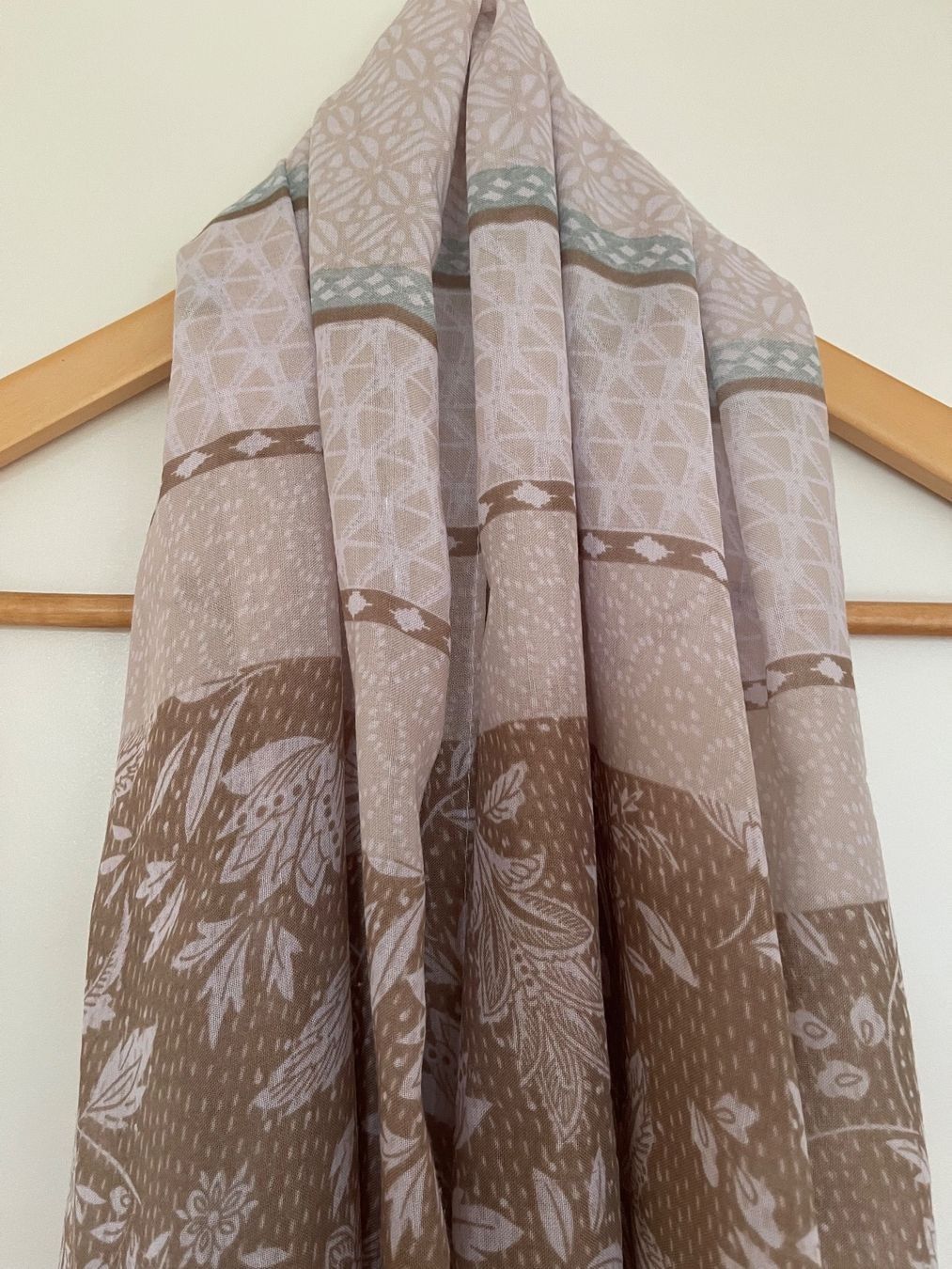 Foulard & Sciarpe: Blumen Schal / Tuch – Usato da Horgen venduto da linuxrp 1