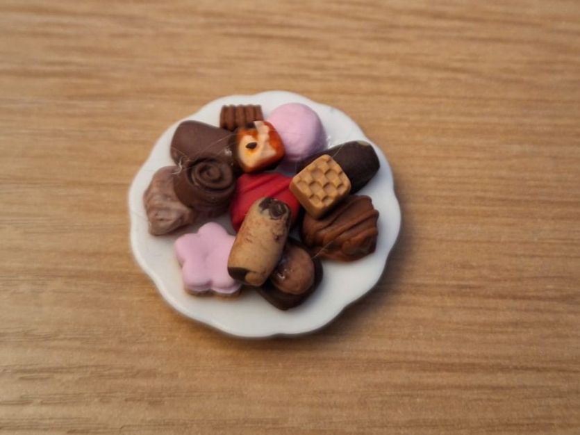 Case e mobili per bambole: Handmade Pralinen Teller – Nuovo (secondo la descrizione) da Zürich venduto da HandmadeTinyFood 2