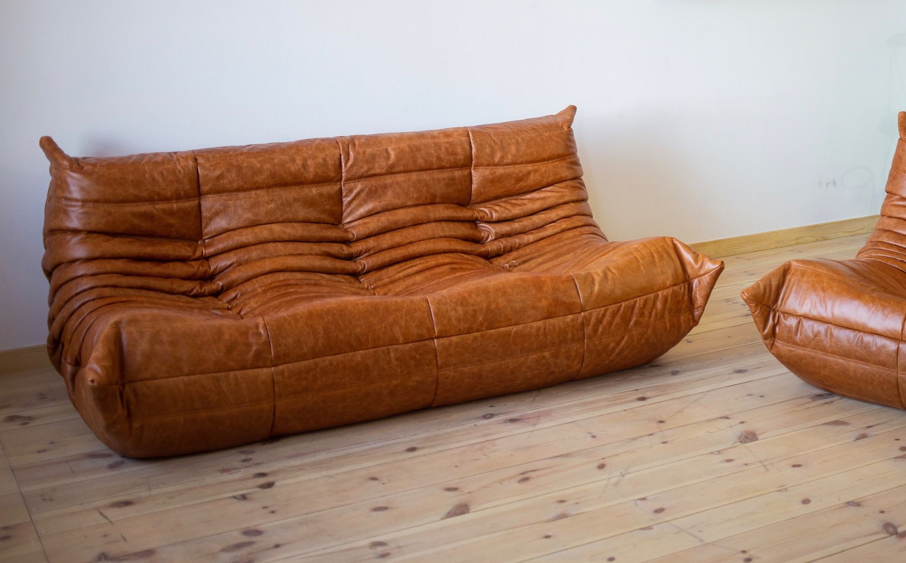 Ligne Roset Sofas: 3er Sofa Togo, neu bezogen mit Leder – Neu (gemäss Beschreibung) aus Zürich von ERATOMIUM 1
